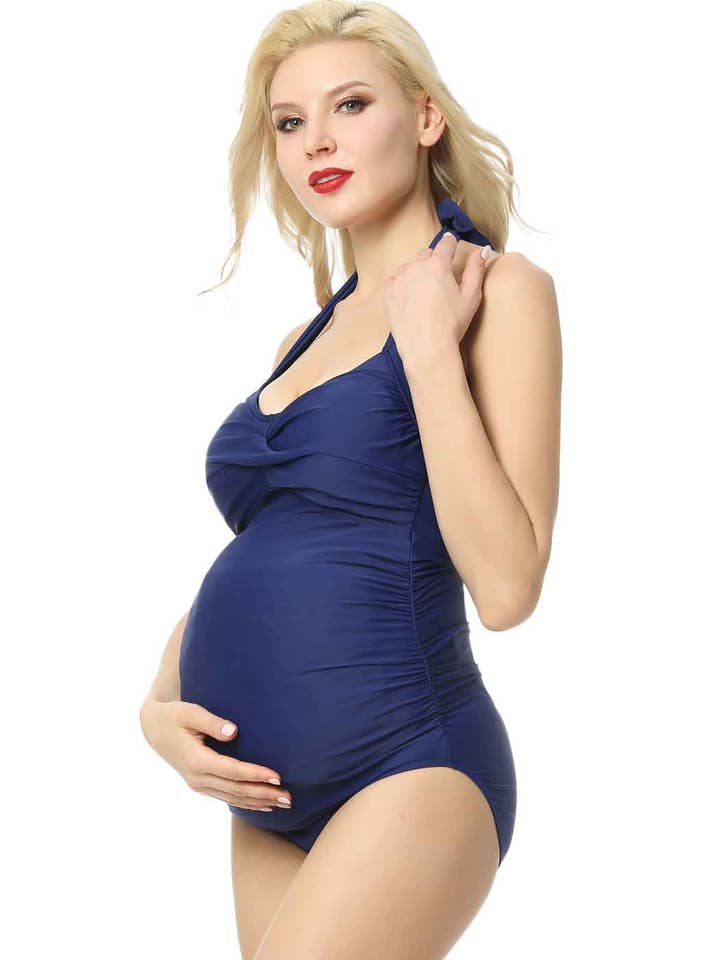 Marinha Kimi + Kai Maternity “Nancy” UPF 50+ maiô de maternidade de uma peça azul-marinho para venda a revendedores na Faire