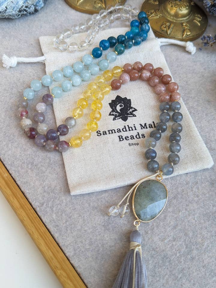 7 Chakra Ädelstensmeditationsmala med Tofs för wholesale av Samadhi Mala Beads