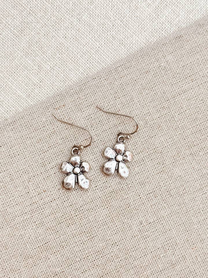 Antike Silberne Gänseblümchen-Ohrringe für den Großhandel von Juniper Wish