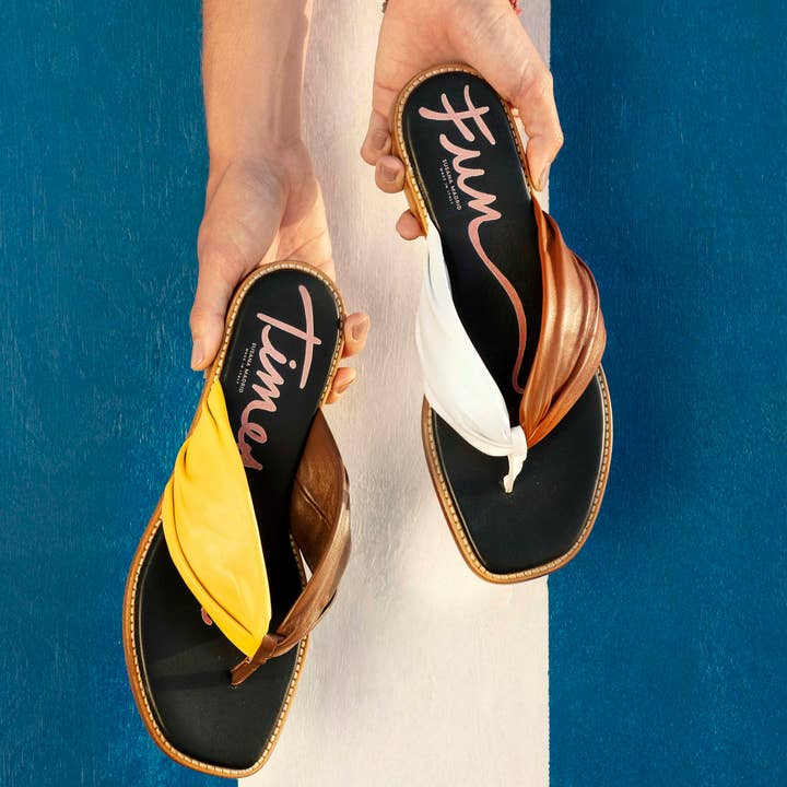 L'Explorateur/La Tierra - Tongs d'Été pour la vente par Susana Madrid