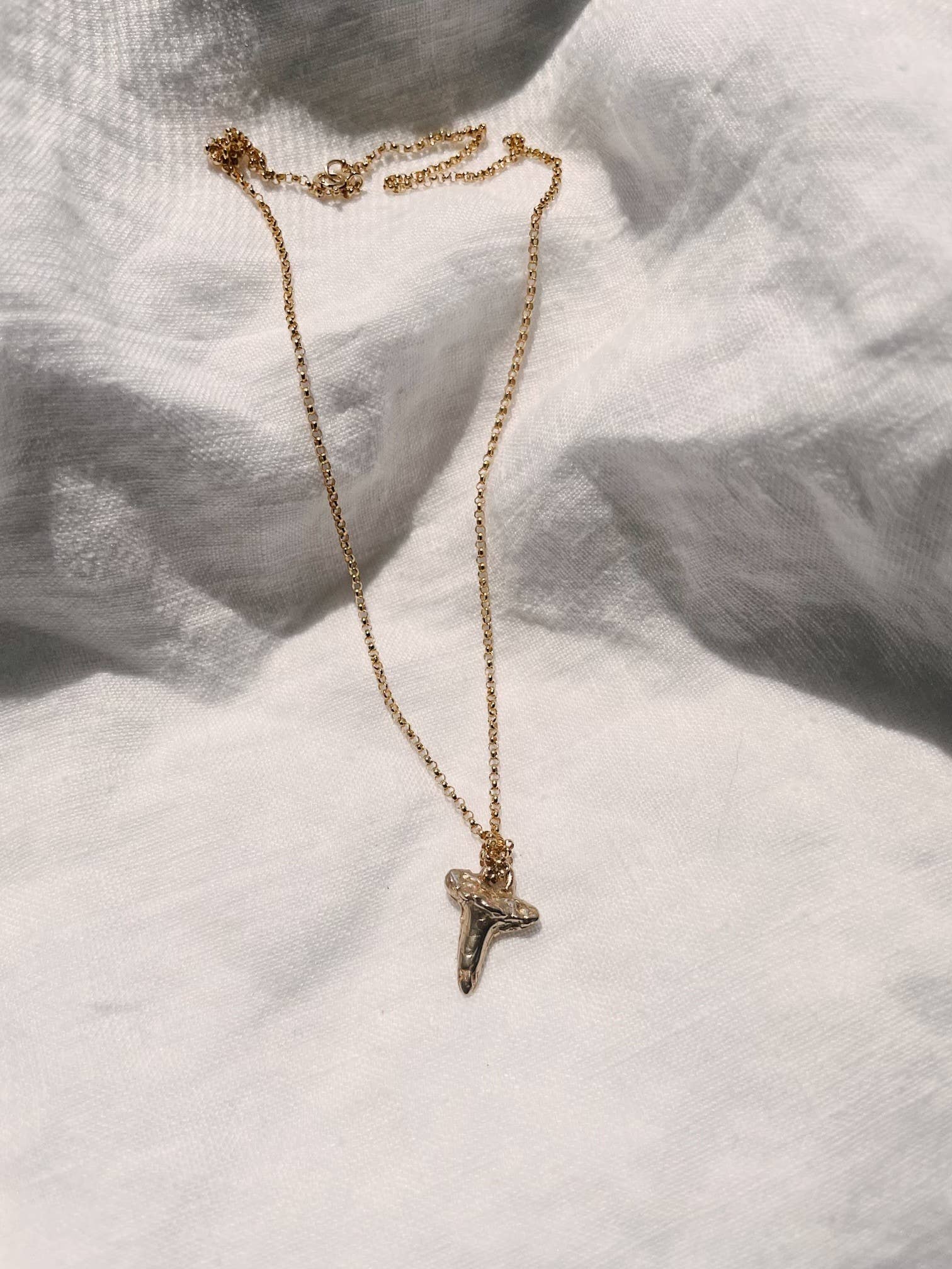 Las Lobas – Großhandel Kette mit Anhänger/Charm – Die Marina Shark Tooth Halskette0