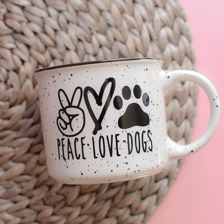 Tasse en céramique mouchetée Peace Love Dogs pour la vente par JustJennaJThings
