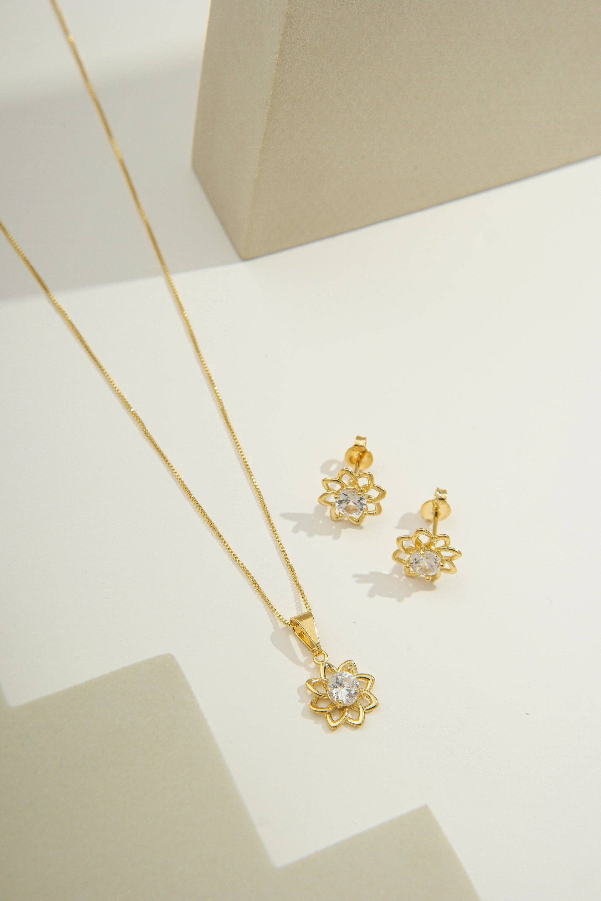 Oro Juego de joyas de flores de zirconia chapado en oro de 14k | Joyería diaria de venta al por mayor en Faire