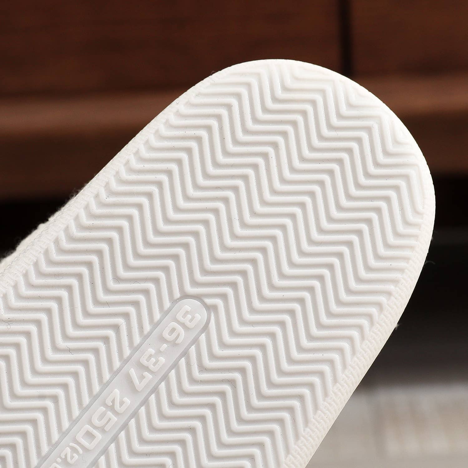 Blanc Pantoufles de maison confortables et confortables à motif de nœud papillon rose de Noël   en vente sur Faire7