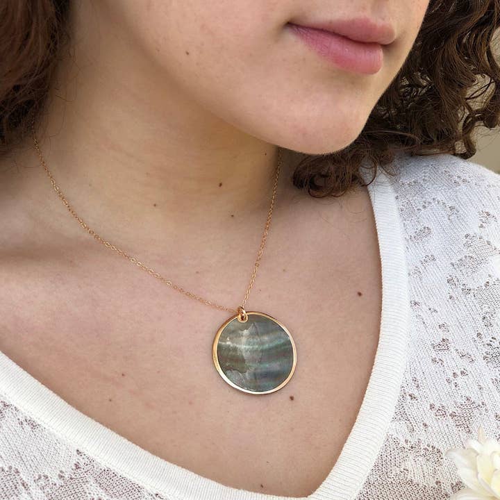 Collier noir à lèvres pour la vente par Isabelle Grace Jewelry