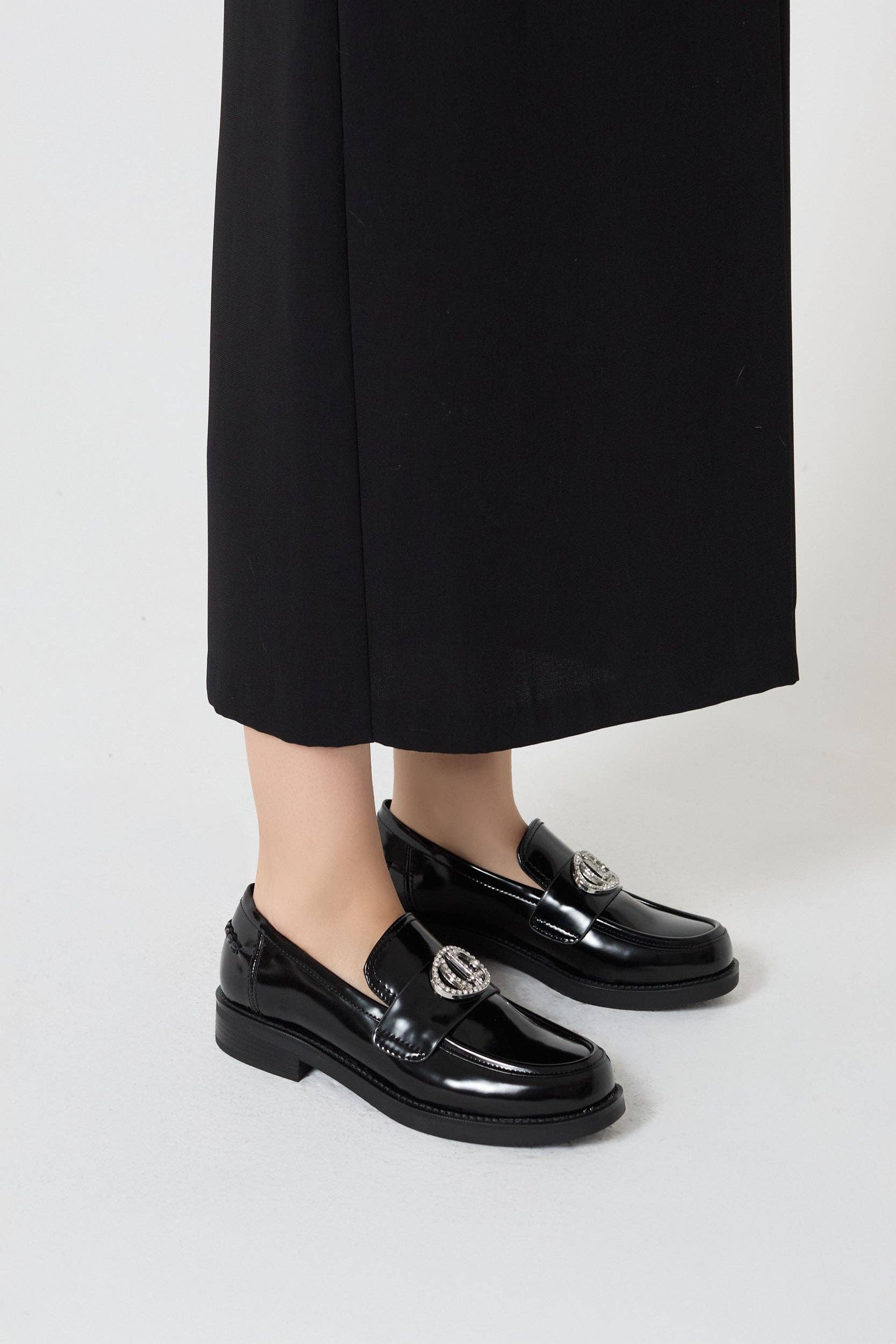 CRISTINA FERREIRA – Engroshandel Loafer – Kvinder – Rise sorte lakmoccasiner med metaldetalje2