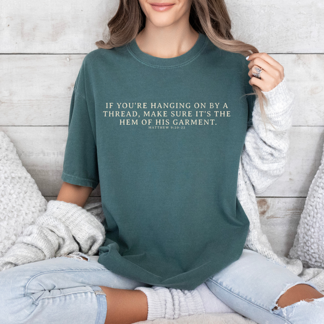 Wholehearted Motherhood and Co. – wholesale T-shirts med screentryck – Unisex – Christian T-shirt med texten 'Hänger kvar vid fållens kant'2