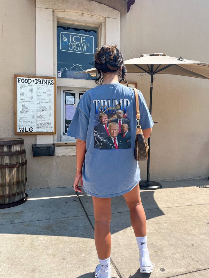 T-shirt surdimensionné Heritage Donald Trump Y2k Lightning Bolt pour la vente par Monday Muse