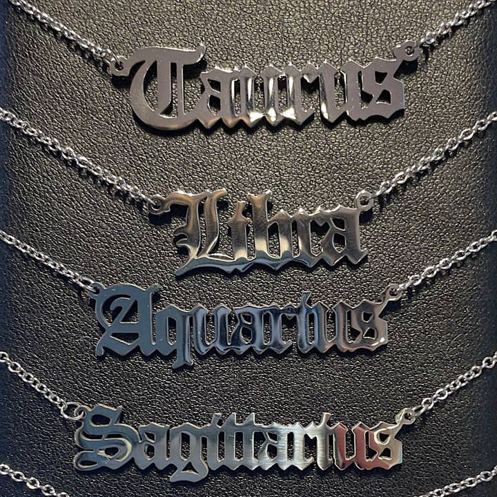 Colliers signe du zodiaque pour la vente par cutandcropped