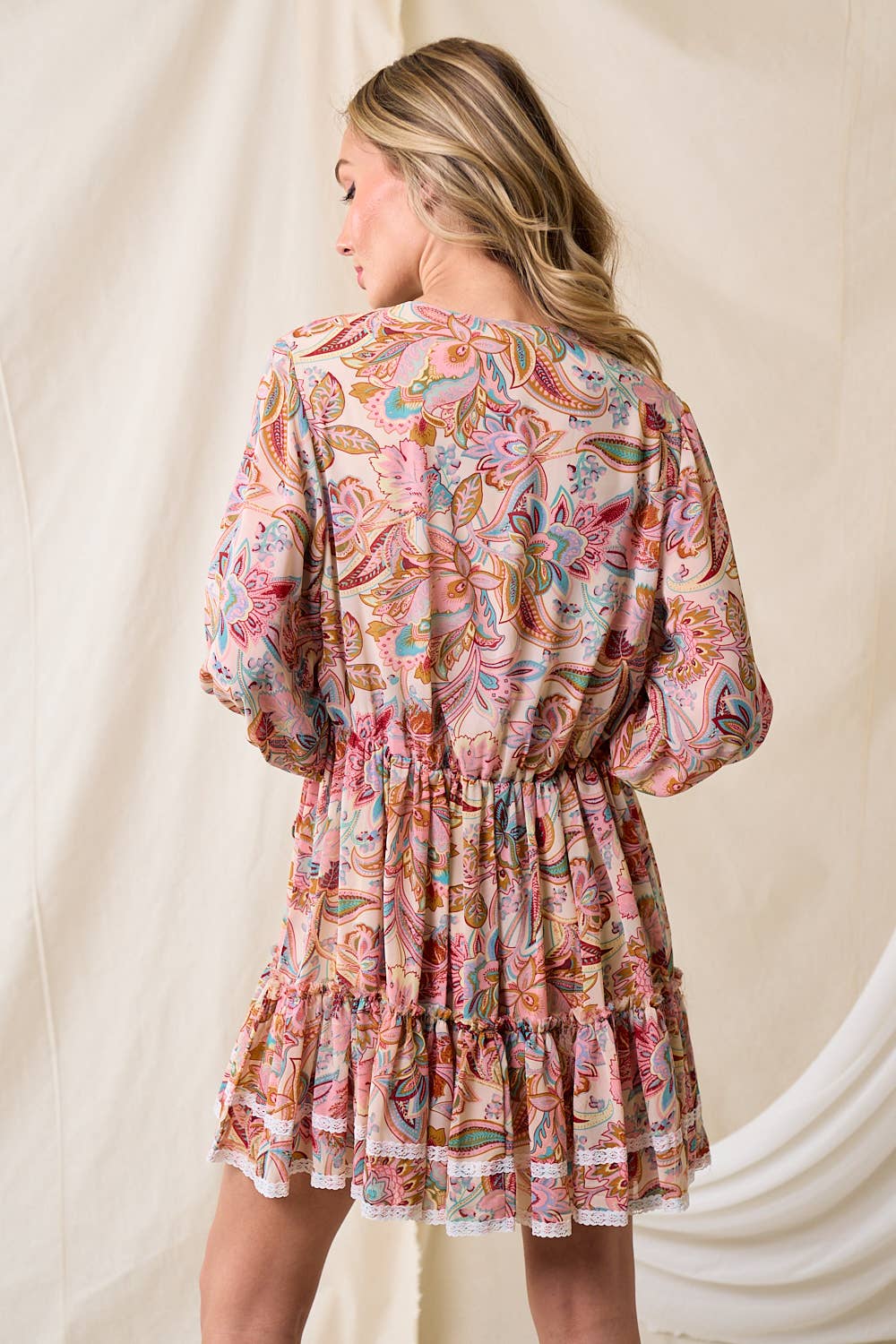Saints & Hearts – Vestido - Mulher por atacado – Vestido em camadas estilo western com estampa floral e paisley4
