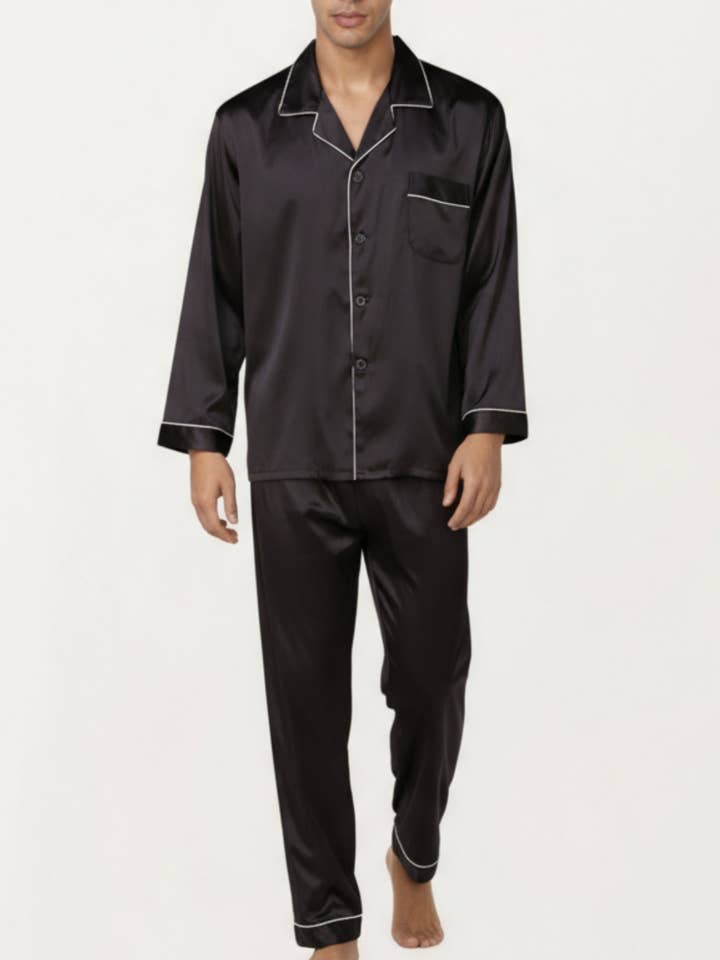 Herrpyjamas i 2 delar i satin med kontrasterande passpoal och knappar för wholesale av Anna Kaci Wholesale