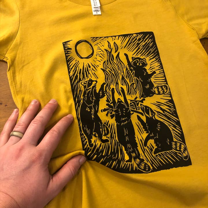 Raccoon Bonfire Kid's T-shirt - Papperskorgen Pandor för wholesale av Critter Butts