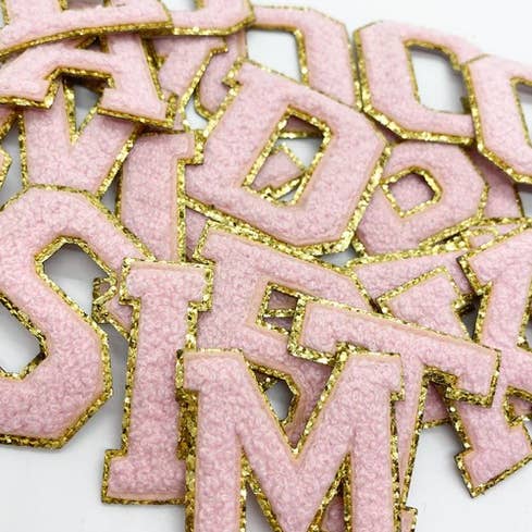 Chenille Letter Patch självhäftande och järn på blekrosa för wholesale av Dilworth Road