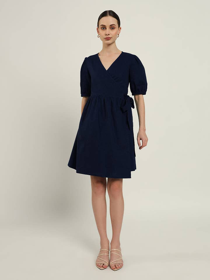 La robe en lin bleu nuit Inzai Daisy pour la vente par Thevasa