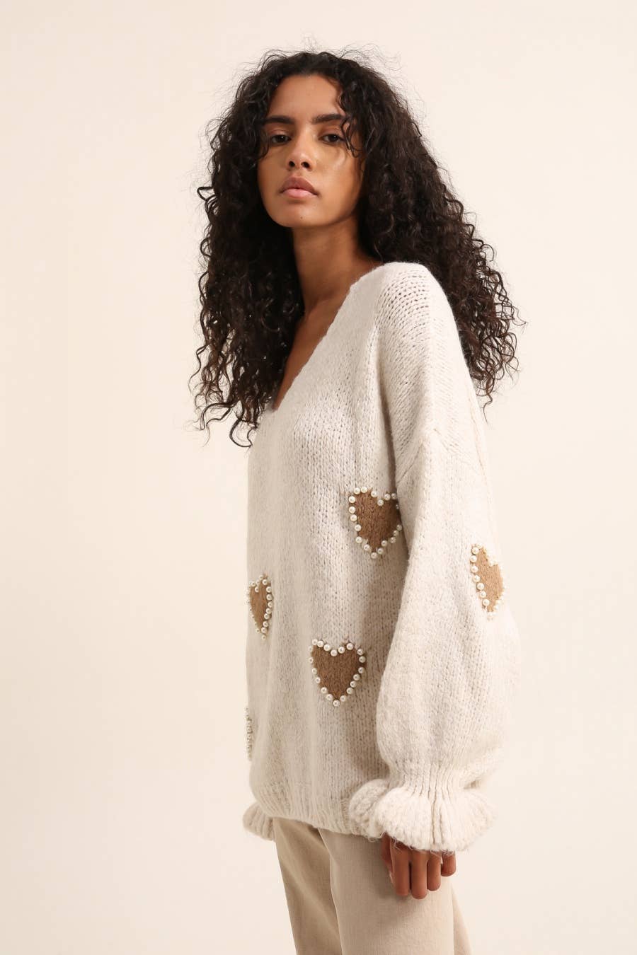 LÉA & LUC – wholesale Pullovertröja - Dam – Tröja med hjärtmönster och pärlor, V-ringad, dam22