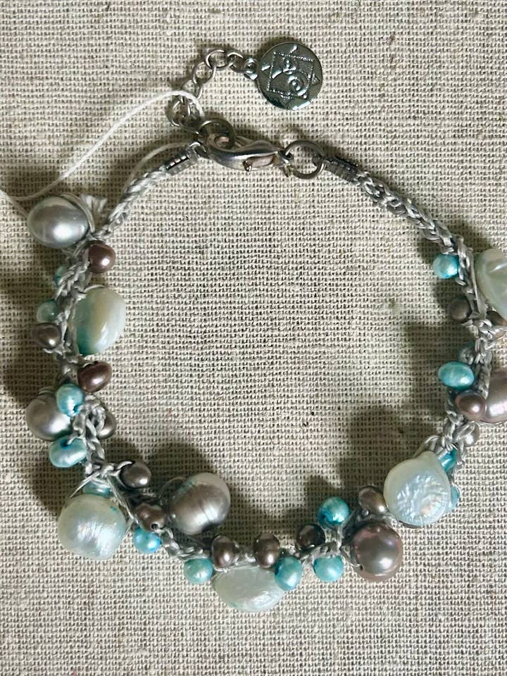 Sötvattenspärlarmband på vaxad lintråd för wholesale av Crossroads Accessories Inc