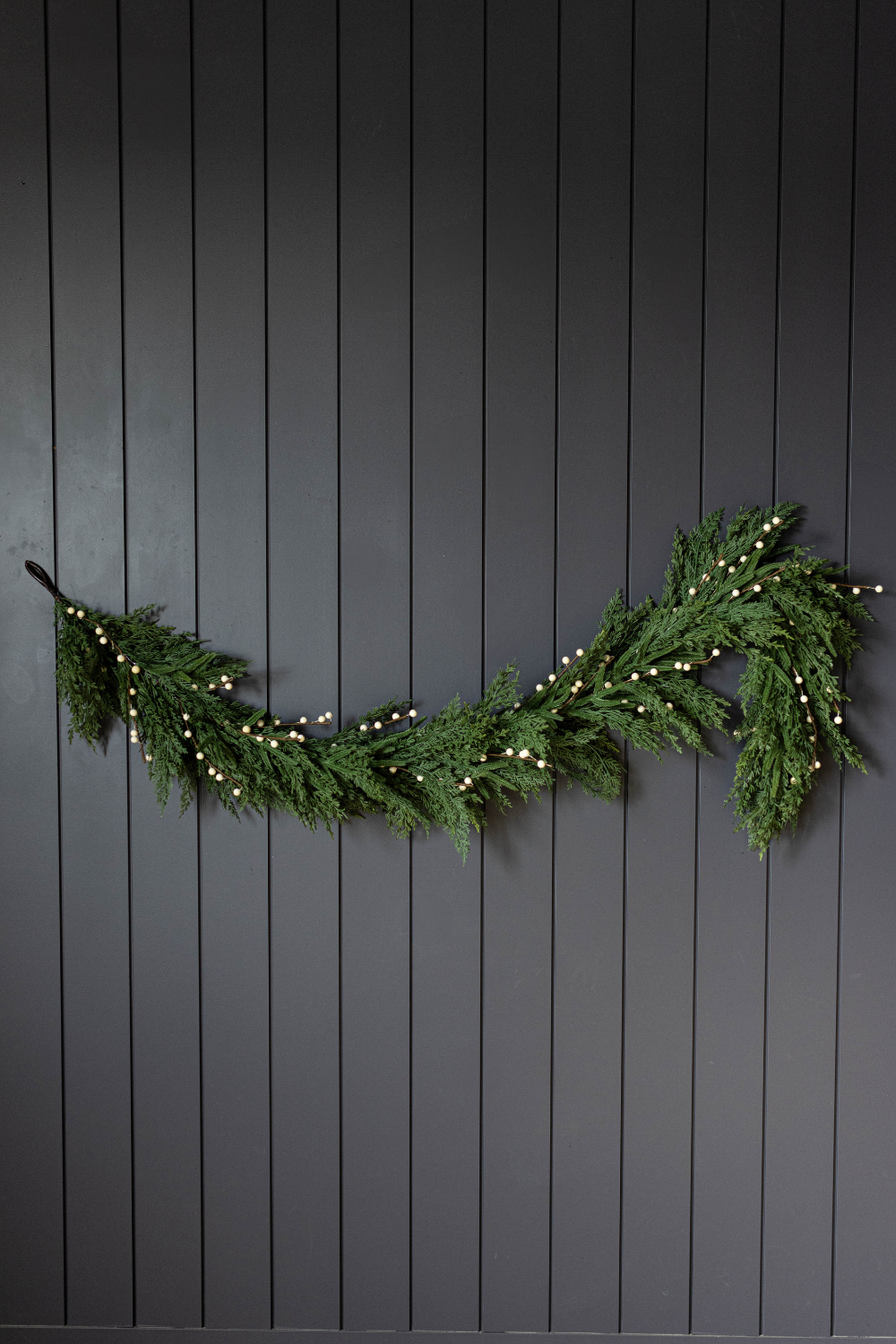 Luxe B Co - Vendita all'ingrosso Bandierine/Ghirlande - Ghirlanda Real Touch di Cipresso di Norfolk con Bacche di Prugna Bianca - 6 Piedi2