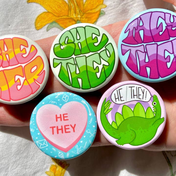 Botões Pronomes | Coração Retro Colorido Conversa de Dinossauros por atacado de Hollandaize Art