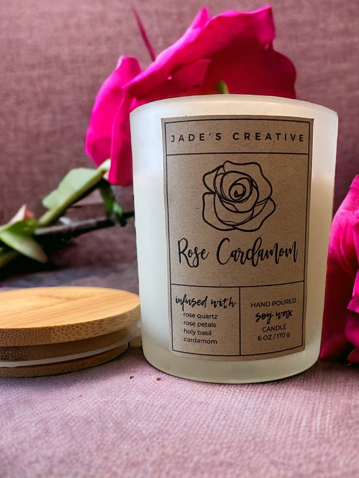 Rosenkardemomme håndhældt sojavokslys | Self Care Candle for engroshandel hos Jade's Creative