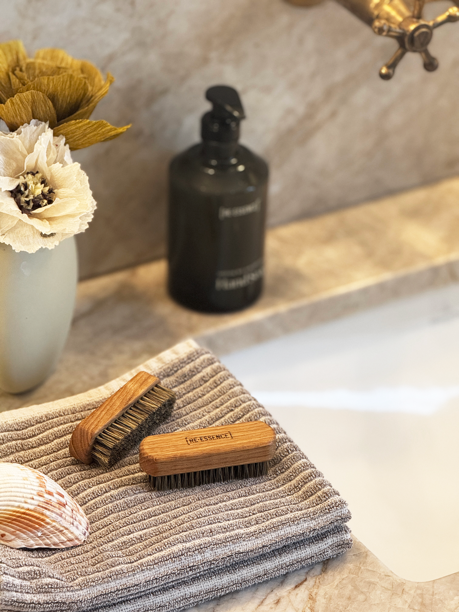 [RE·ESSENCE]® - Wholesale Body Brush - NAIL BRUSH – OILED OAK & WILD BOAR BRISTLES2