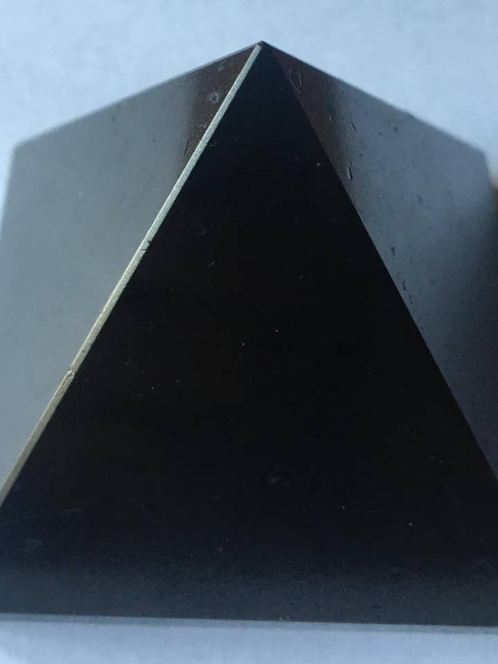 SORT TURMALIN Pyramid, Naturlig Sort Turmalin Ædelsten for engroshandel hos jiomind