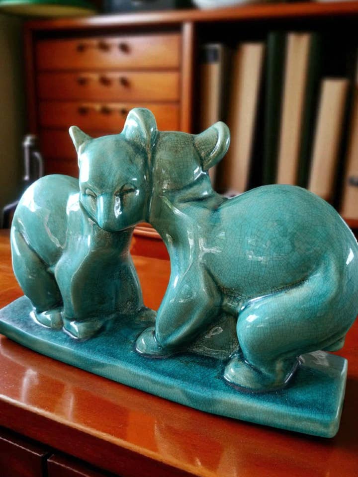 Statuett med 2 björnungar i krackelerad keramik, Art déco-stil för wholesale av Art Déco Style