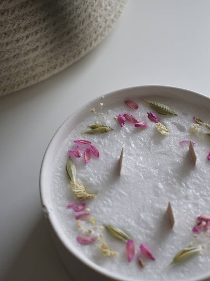 Candle with crystal wax and dried flowers for wholesale by BELLMA - Nadine Obermeier