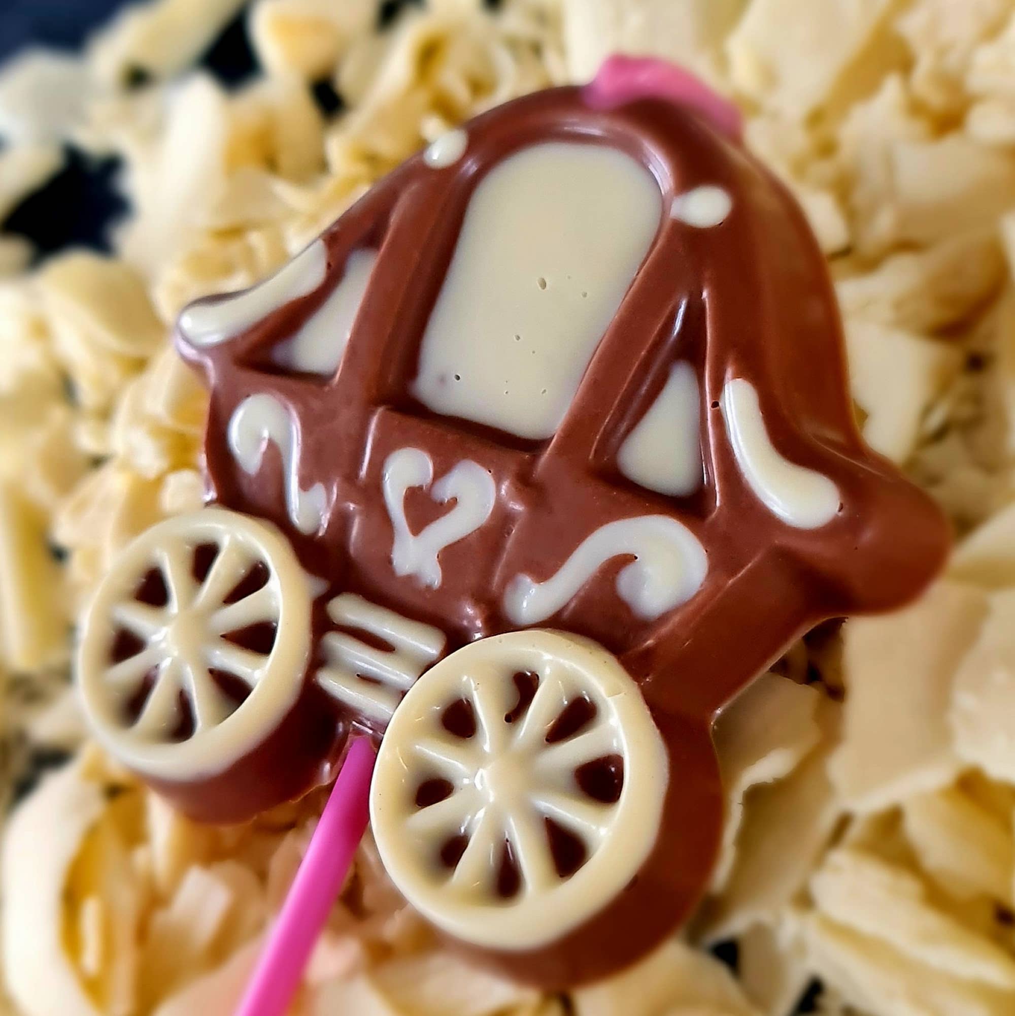 Cwtsh Chocolate – wholesale Lollipop – Chocolate Cinderella carriage lolly2