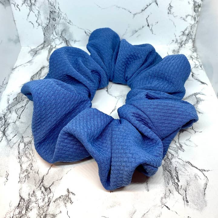 Spijkerblauwe stippenprint voor wholesale door Enchanted Scrunch