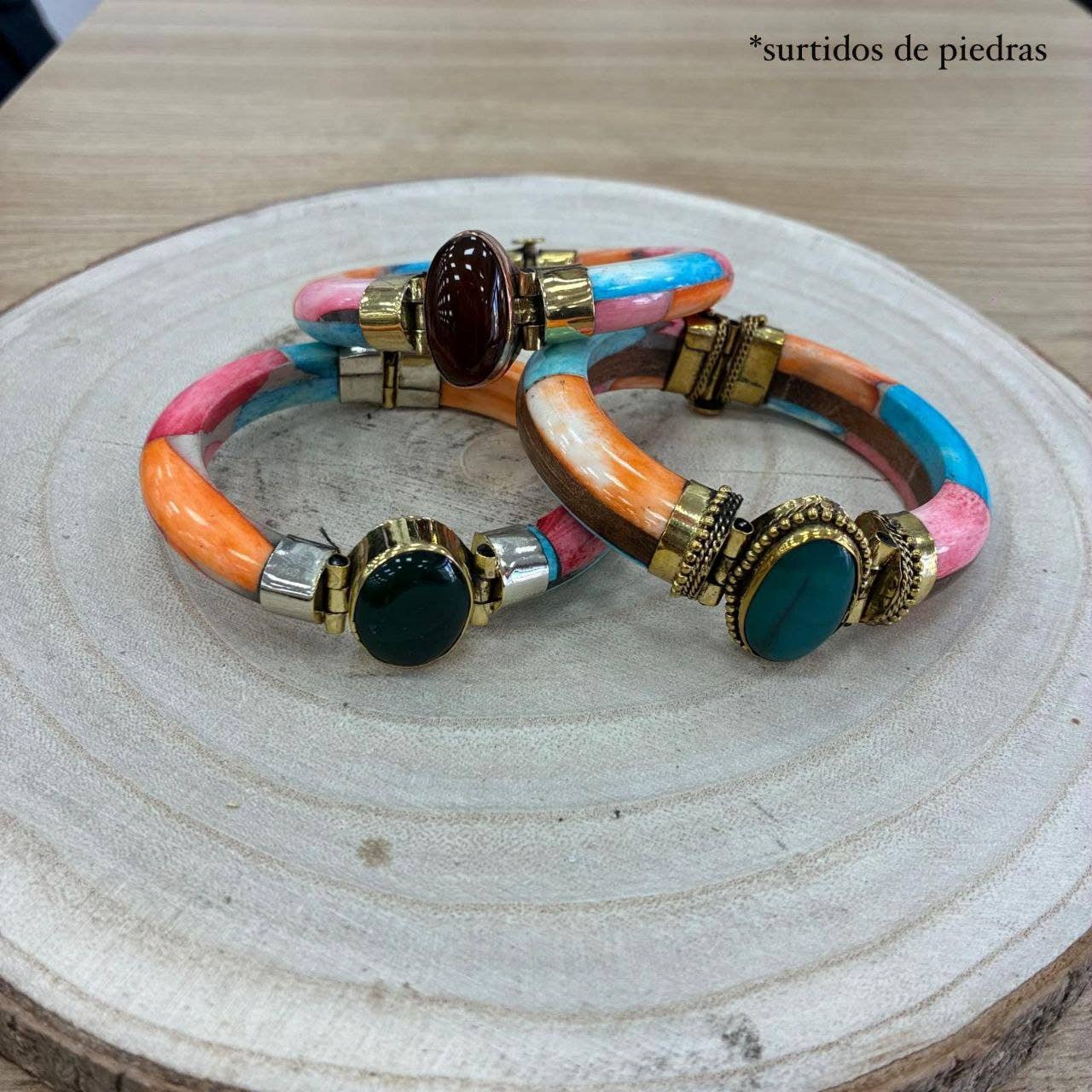 Hecho a mano – wholesale Manschettarmband – Armband med färgade stenar.6