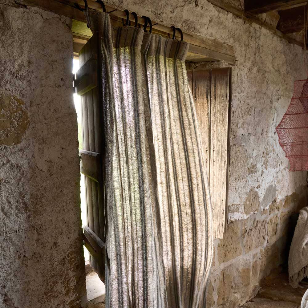 Naturlig Jakob hørgardin med naturlige og kulstribede detaljer og læderstropper for engroshandel på Faire3