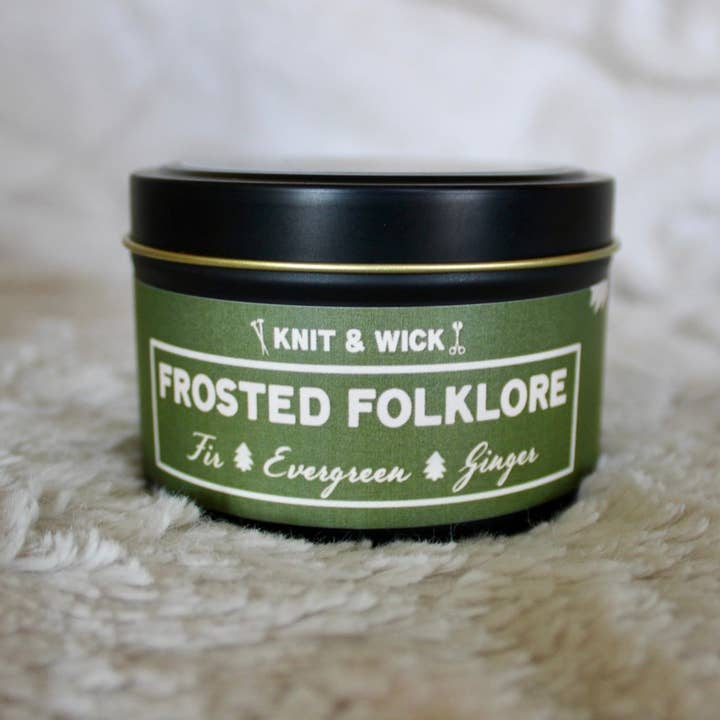 Frosted Folklore, bougie en étain de 9 oz pour la vente par Knit & Wick