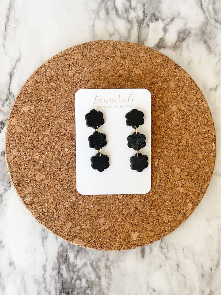 Sort-hvid kollektion | Black Flower Triple | Lerøreringe for engroshandel hos taenickole