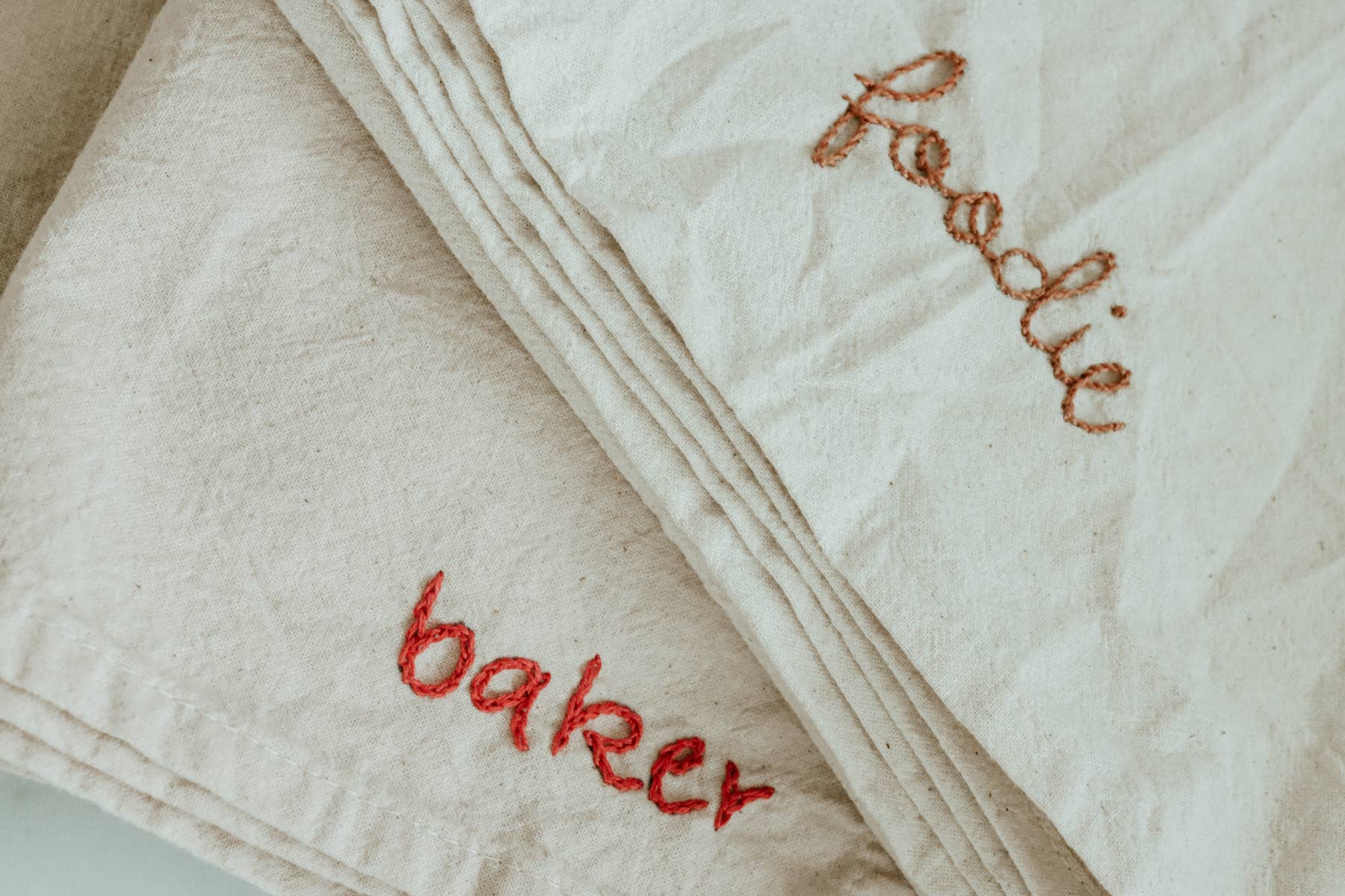 Eloise et moi – wholesale Kökshandduk – Handbroderad Handfärgad Ekologisk bomull Kökshandduk5