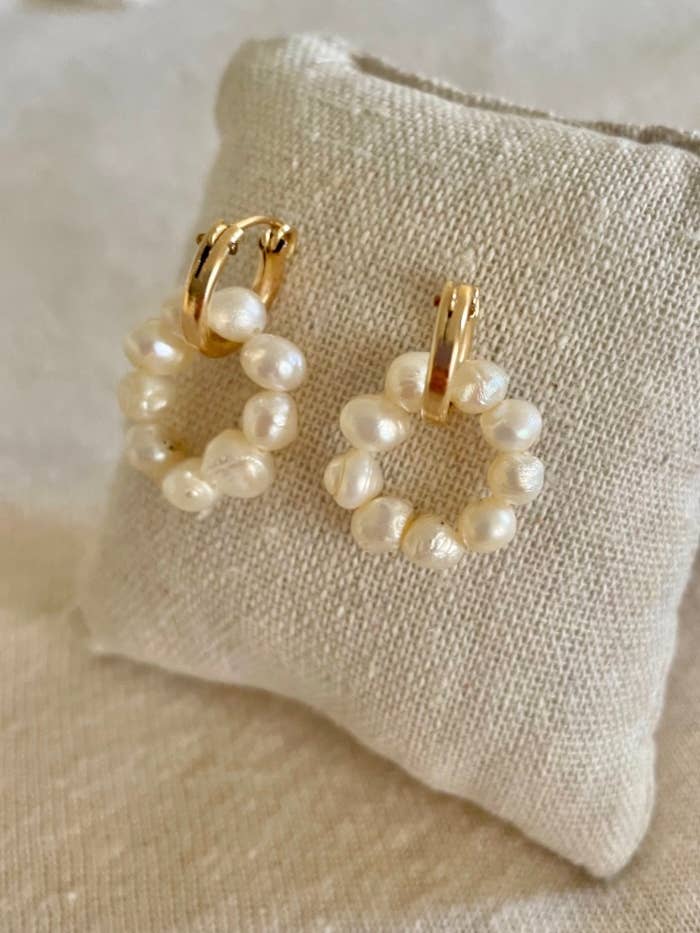 Aros Jung de perlas de agua dulce y baño de oro de 14k para venta al por mayor de L’Instant M créations