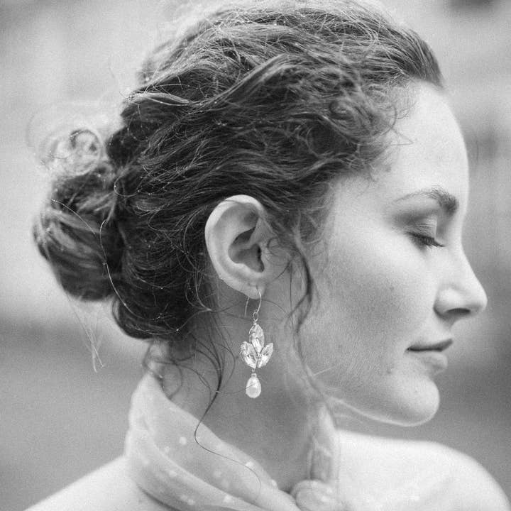 IVA Kristall- und Perlen-Ohrringe mit Anhänger für den Großhandel von Blair Nadeau Bridal Adornments