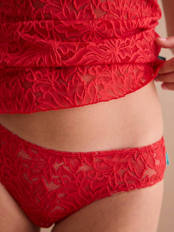 Iris-Slip - Recycelte Spitze - Hibiskusrot für den Großhandel von Mina Storm