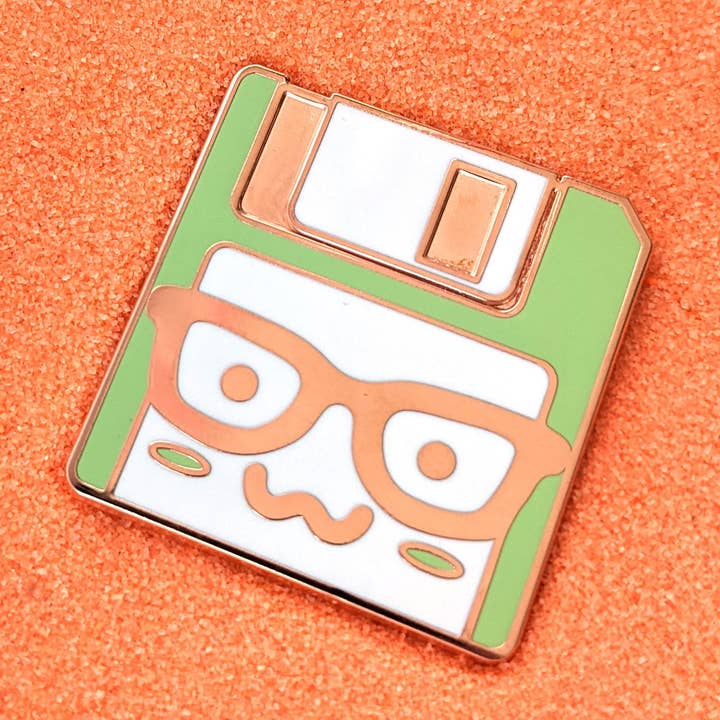 Badge à épingle en émail Nerdy Geeky Floppy Disk pour la vente par SmallRiniLady