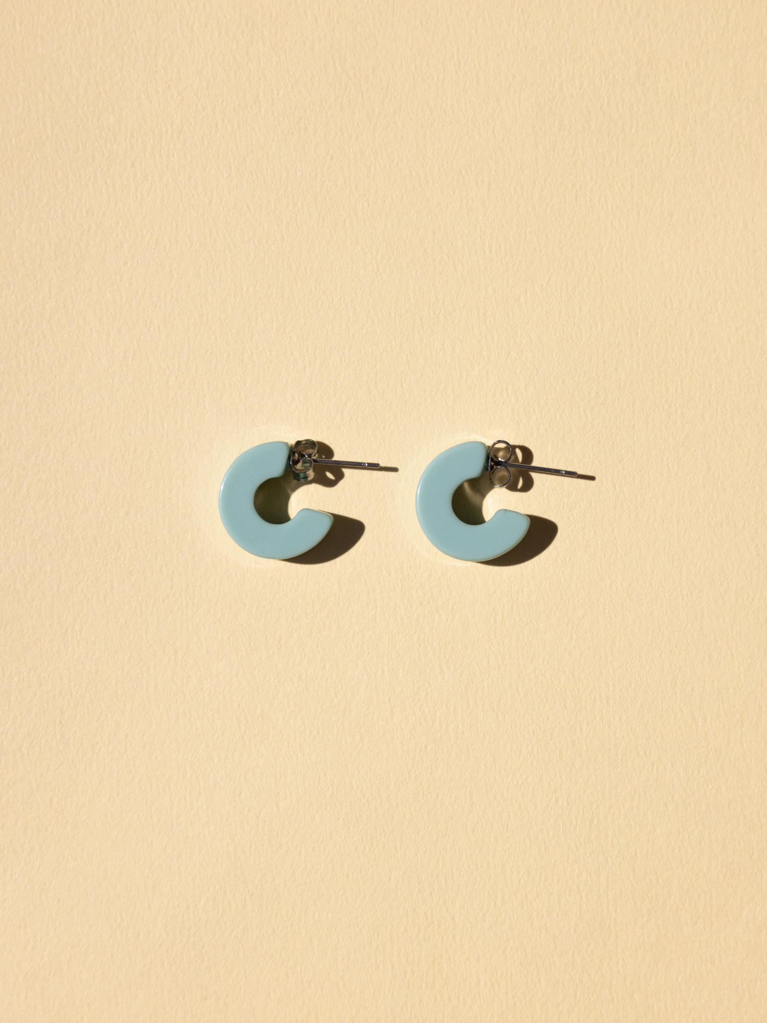 NAT + NOOR – wholesale Hoop-örhängen – Mali små hoopörhängen i olika färger6