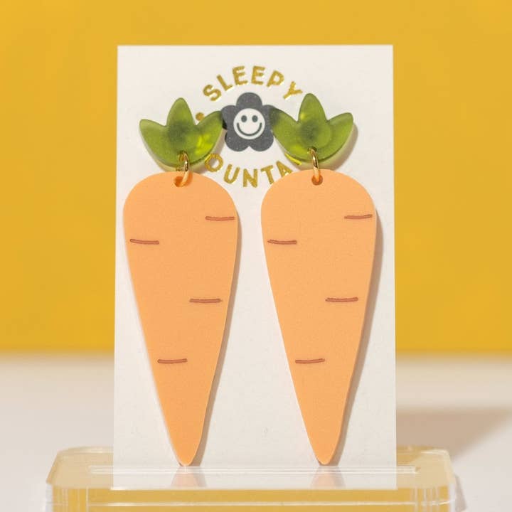 Orecchini pendenti a forma di carota - Arancio pastello per la vendita all'ingrosso da parte di Sleepy Mountain