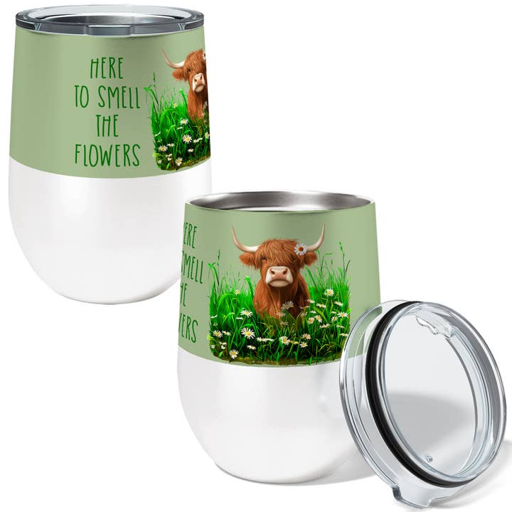 Gobelet à vin avec couvercle coulissant Highland Cow Daisies pour la vente par Pithitude