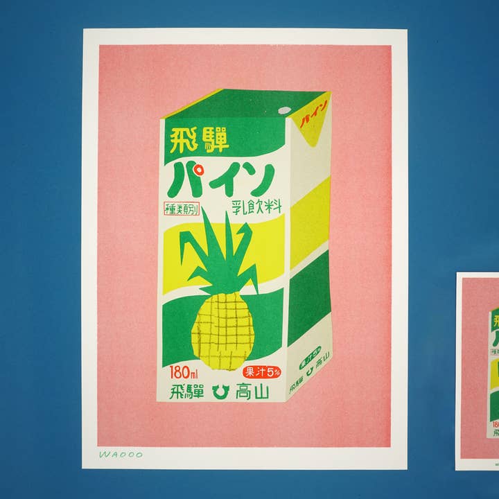 Une impression risographique de 30 x 40 cm d'une boîte de jus d'ananas pour la vente par We are out of office