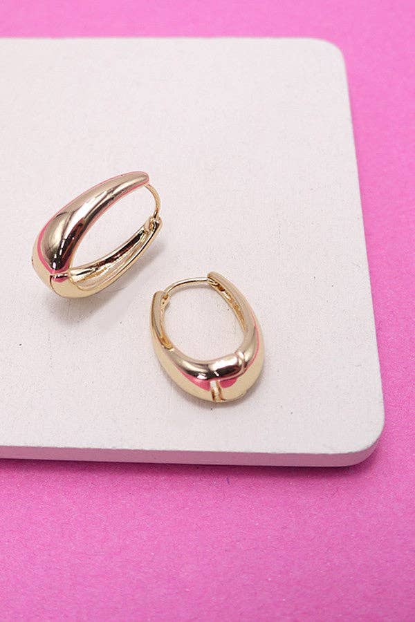 GOLD OVAL CHUNKY HUGGIE HOOP EARRINGS | 10E3032476 for wholesale on Faire3