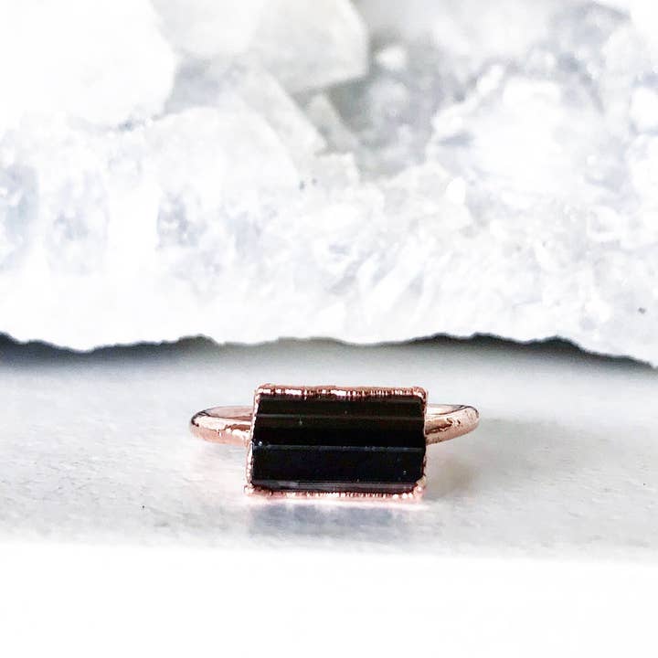 Buddha Blossom Jewels – Großhandel Einzelstein-/Solitär-Ring – Schwarzer Turmalin Horizontalring1