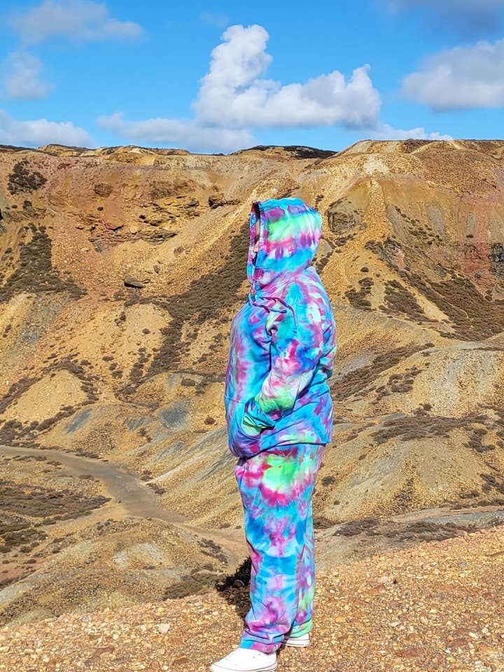 Sweat à capuche teint à la main multicolore – Design en spirale audacieux pour la vente par VeEco Gifts