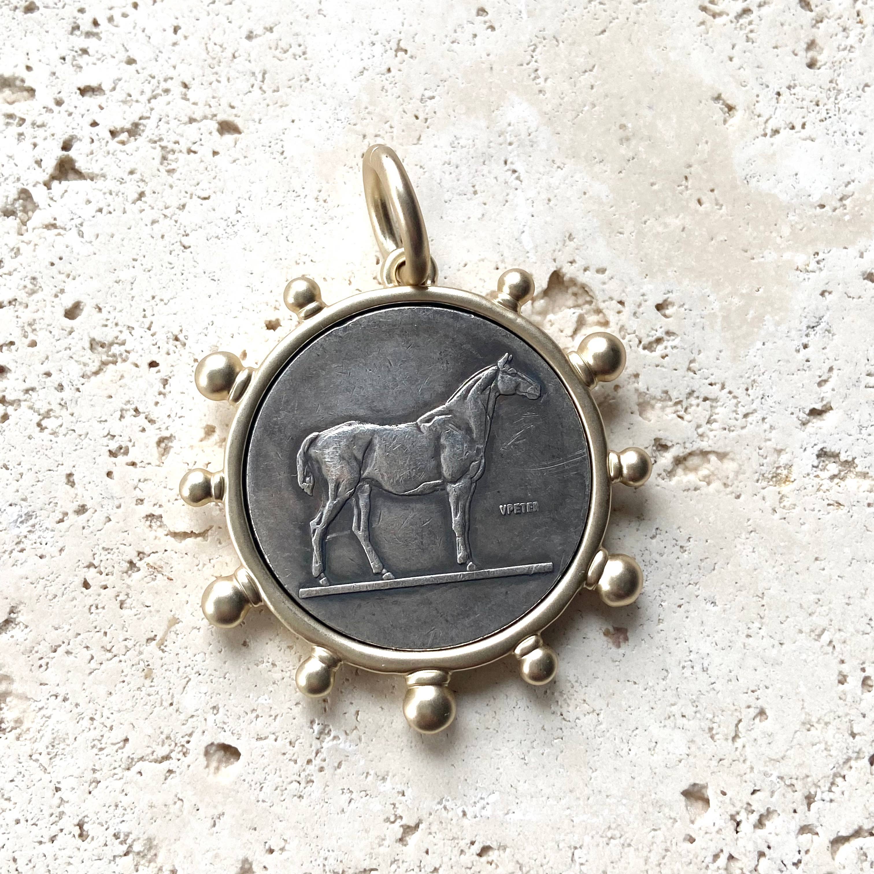 VB&CO Designs Handmade Jewelry - Vente Colliers à pendentif - Médaillon représentant un cheval, une reine de l'équitation et une abeille13