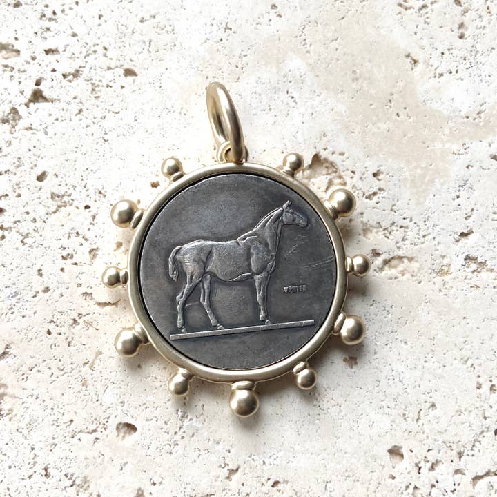 VB&CO Designs Handmade Jewelry - Vente Colliers à pendentif - Médaillon représentant un cheval, une reine de l'équitation et une abeille13