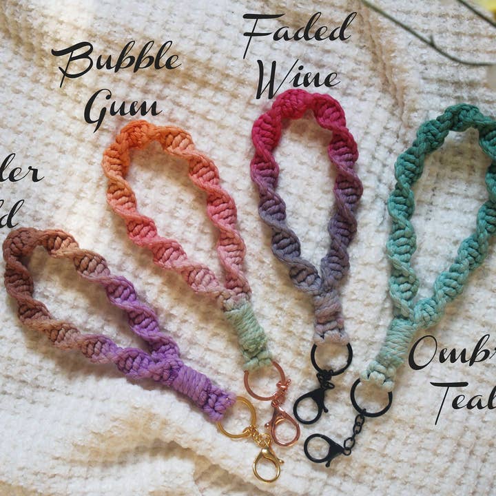 Handmade By Uruba - Vendita all'ingrosso Bracciale portachiavi - Portachiavi da polso in macramè colorato a mano con sfumature7