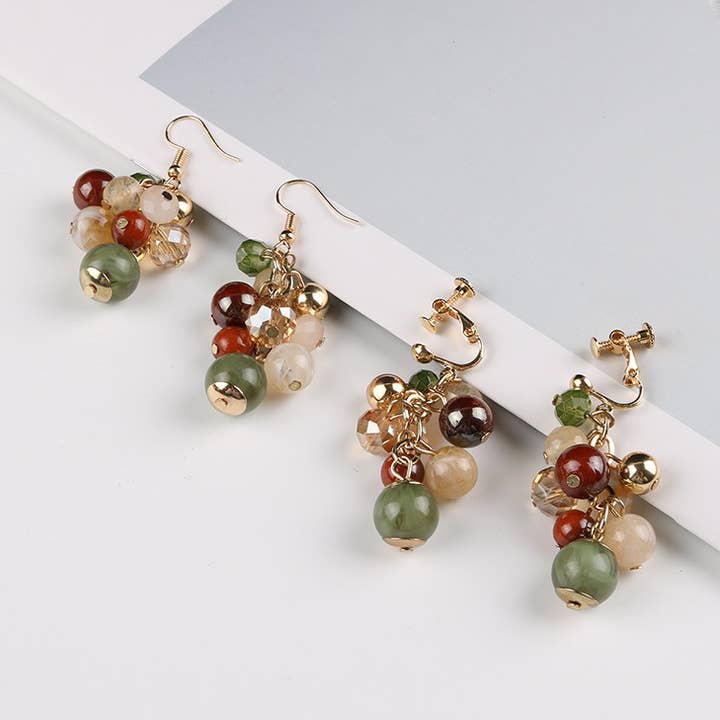 Brincos e clipes de orelha feitos à mão com cachos de uvas coloridas em acrílico. por atacado de Tourtiwi