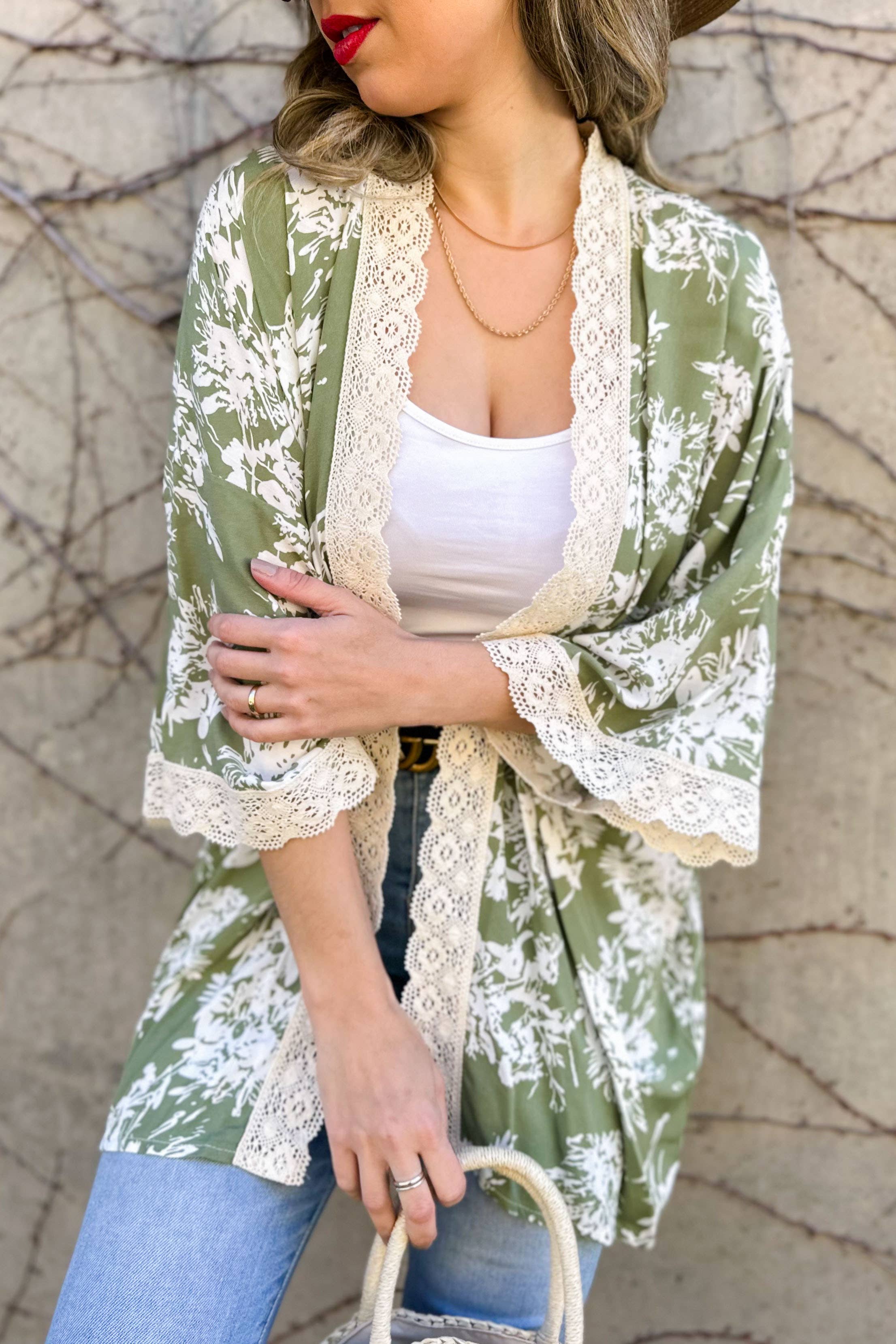 Olive Kimono Cardigan com Estampa Floral Oliva e Detalhe em Renda 3/4 para venda a revendedores na Faire2